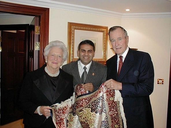 George H.W. Bush & Barbara Bush with Hakan Evin displaying a premium silk carpet